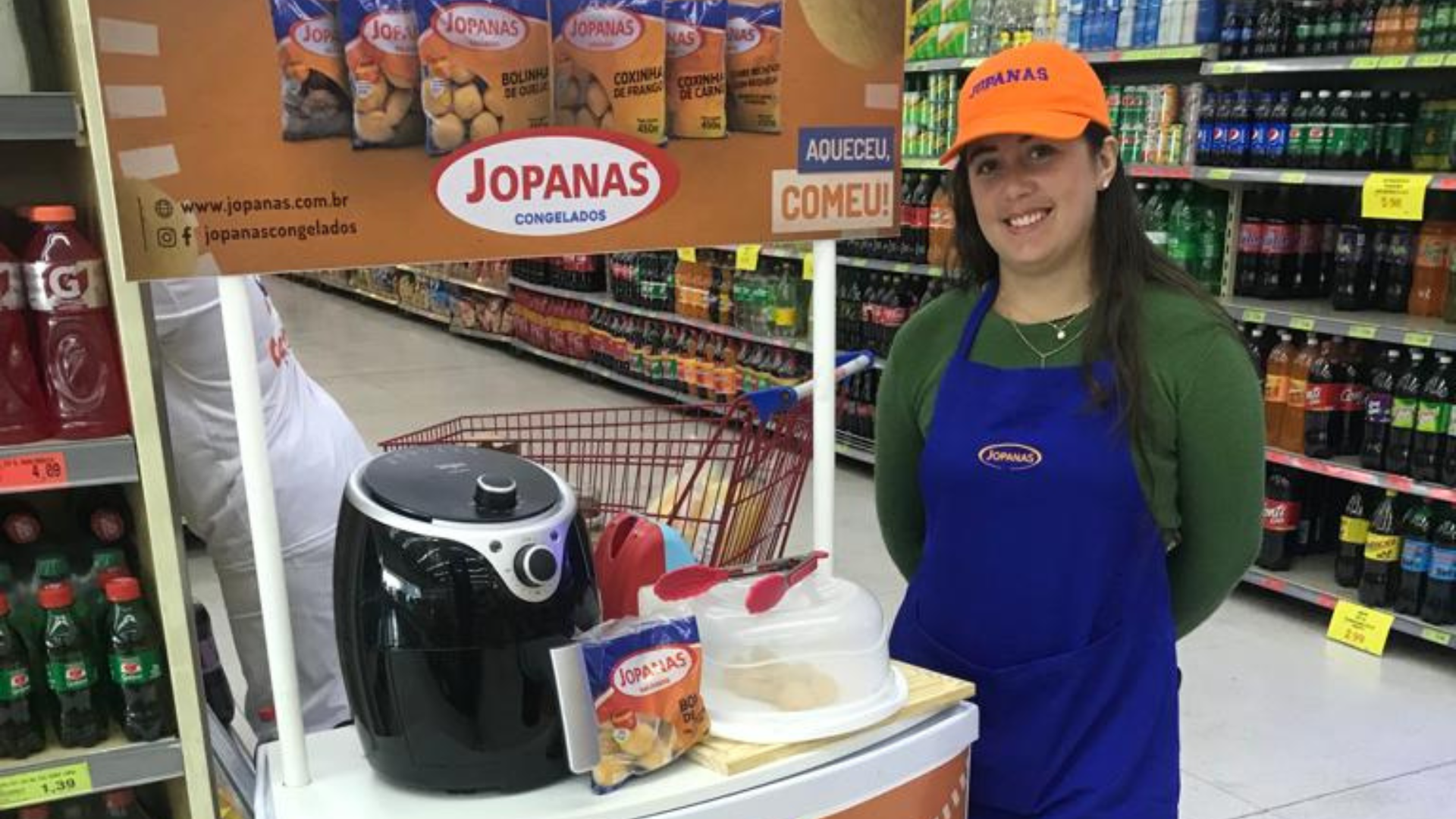 Degustação de salgados Jopanas em supermercados